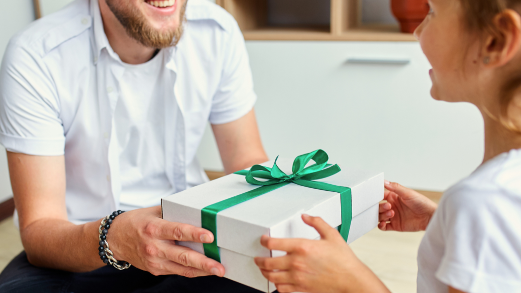 homem entrega uma caixa de presente branca com uma fita verde