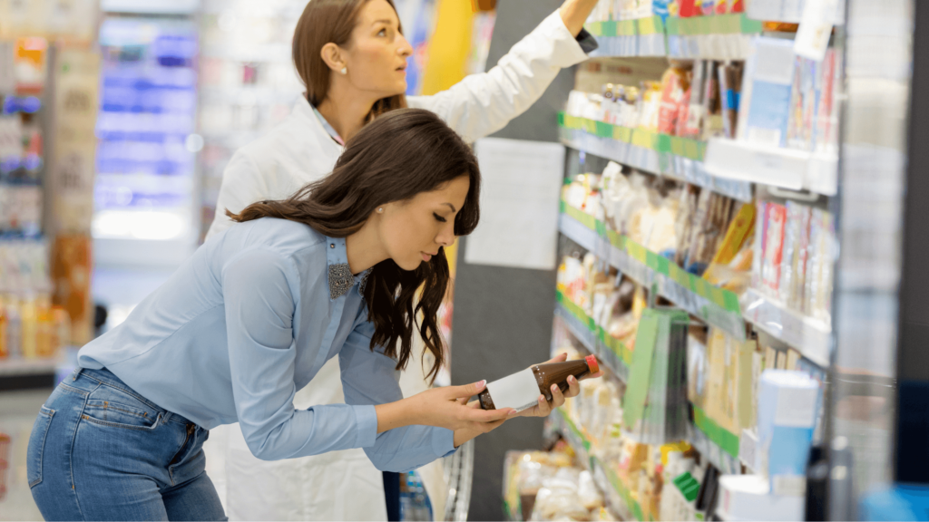 mulheres escolhem produtos no supermercado a partir de estratégia no ponto de venda