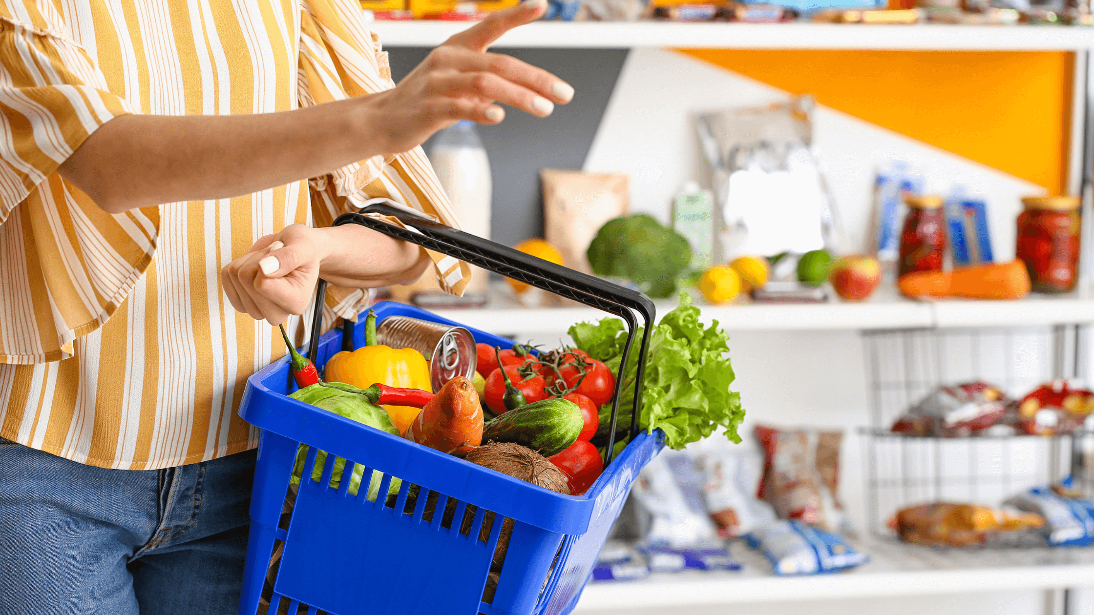 cliente fazendo compras em supermercado com estratégias no ponto de venda