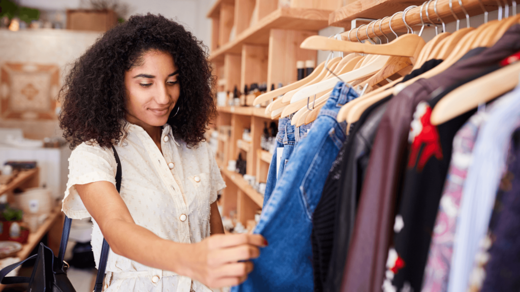 consumidora brasileira comprando roupas em loja