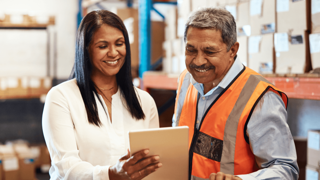 Funcionários da PostALL trabalhando na logística de materiais promocionais