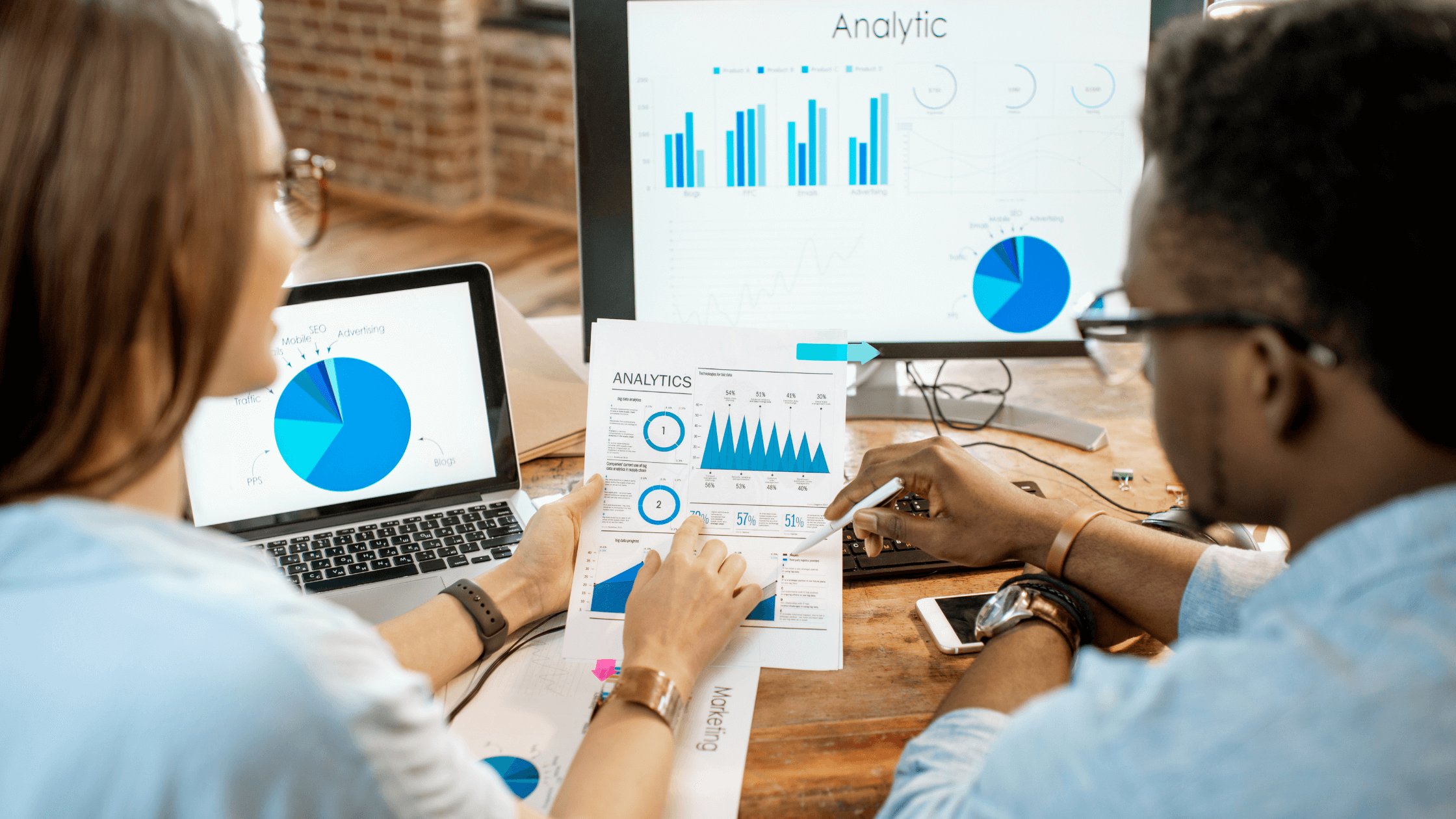 funcionários da postall realizando atividades de trade marketing e logística