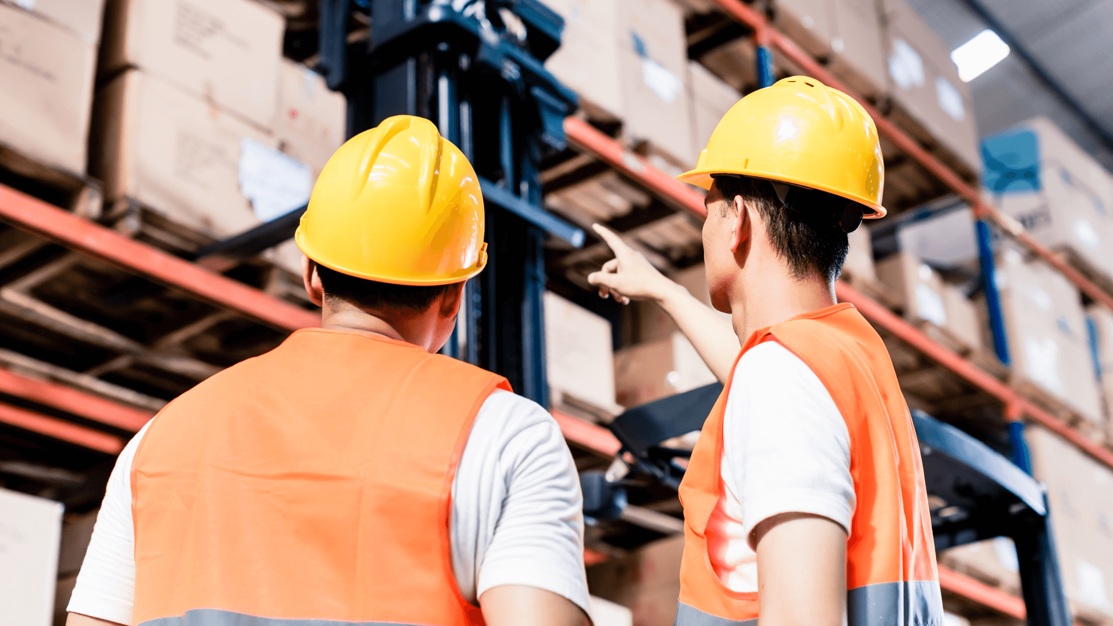 funcionários da postall log fazendo armazenagem de materiais promocionais