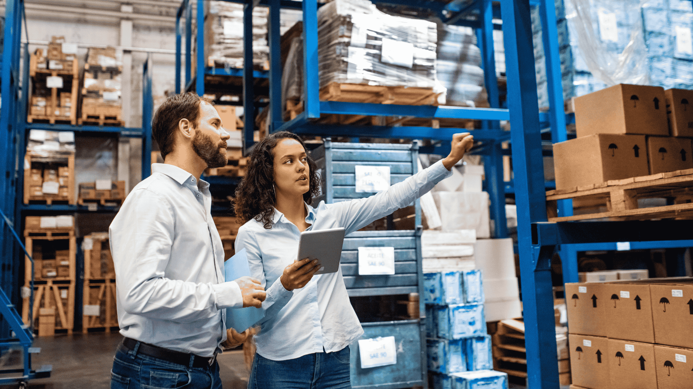 a gestão de materiais promocionais se torna crítica e garante que os materiais que chegam às lojas ou às mãos dos consumidores estejam alinhados com as campanhas digitais e com os objetivos de negócio.