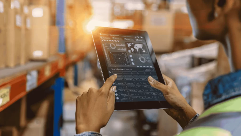 Mulher segurando tablet no galpão de logística