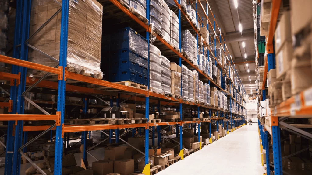 centro logístico, com os corredores com caixas
