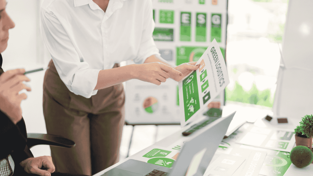 mulher apresenta resultados de gestão e logística de práticas verdes